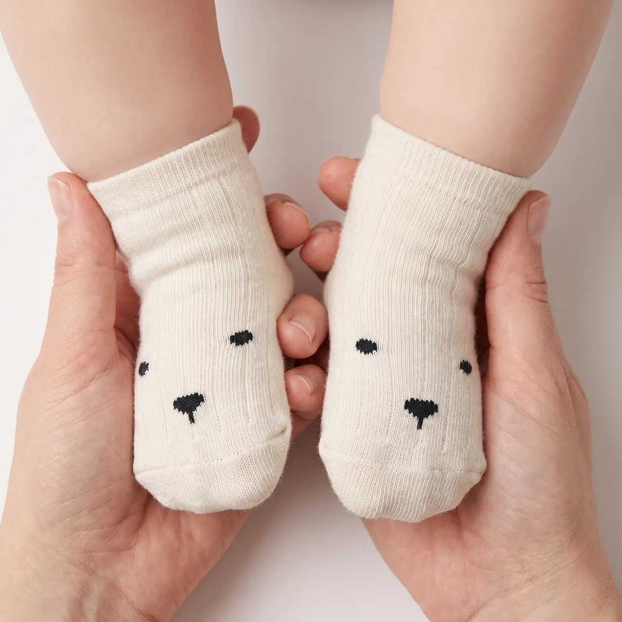 Ayı yüzlü krem bebek çoraplarının elde ürün detayı