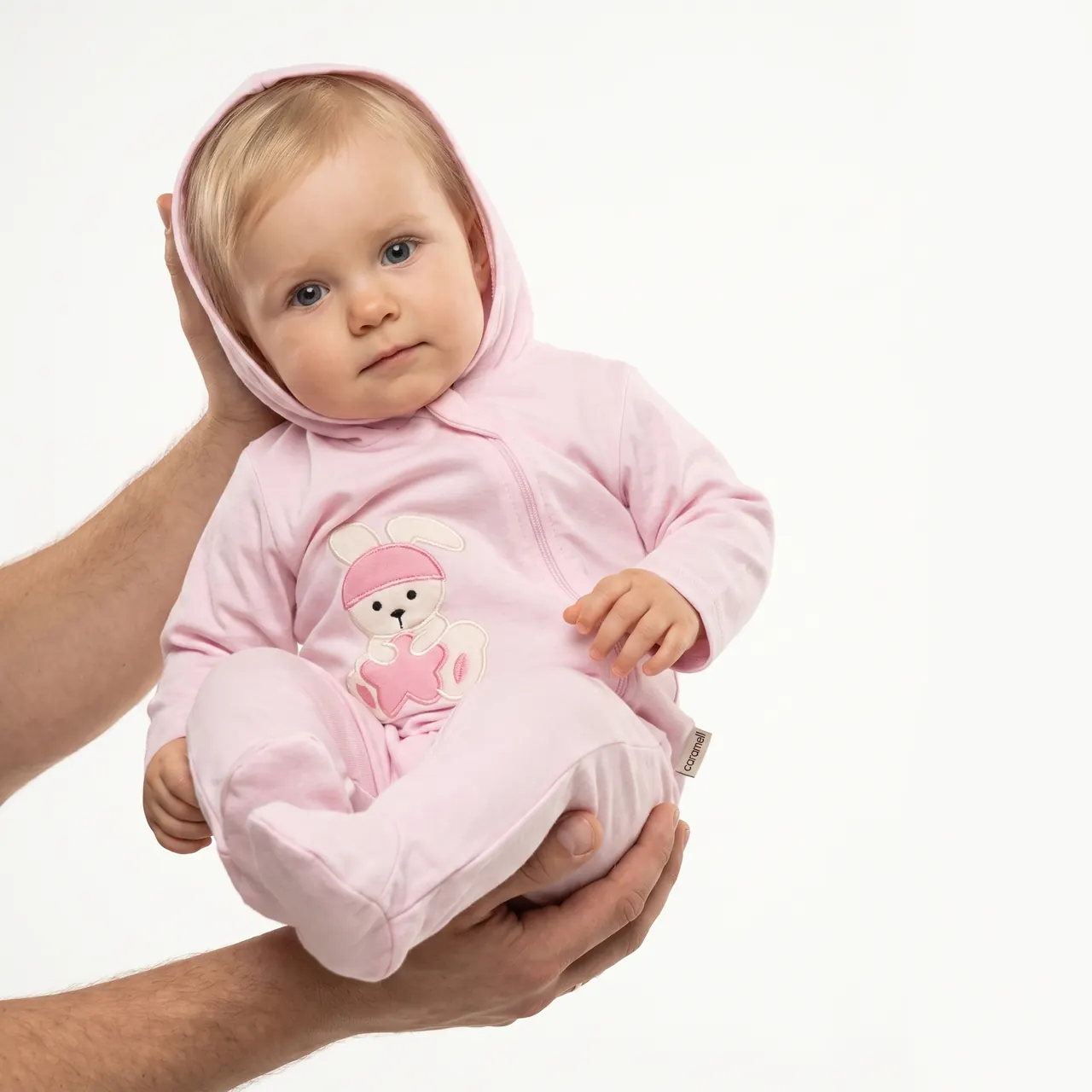 Pembe kapüşonlu tulumla dijital bebek modeli