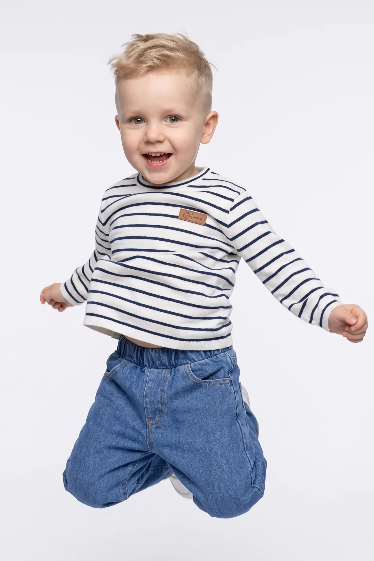Çizgili üst ve kot pantolon giyen dijital erkek çocuk modeli