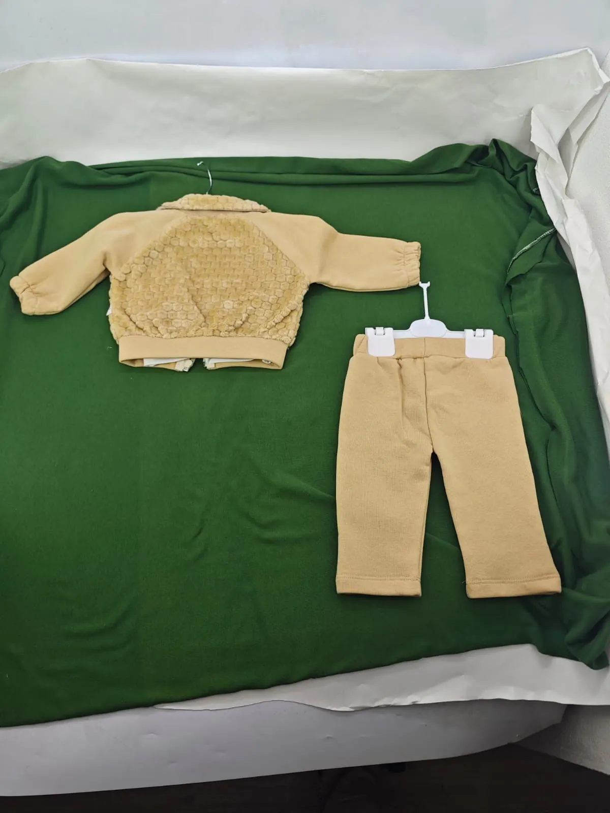 Sarı ceketin arkası ve bej pantolonun ham ürün fotoğrafı