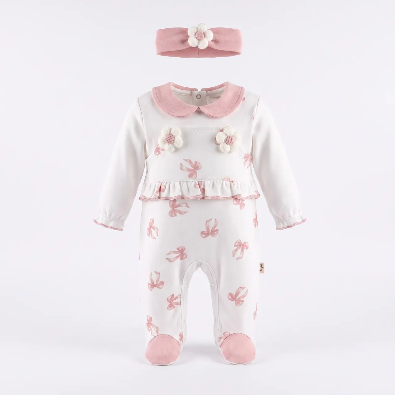 Beyaz ve pembe bebek tulumunun hayalet manken görünümü