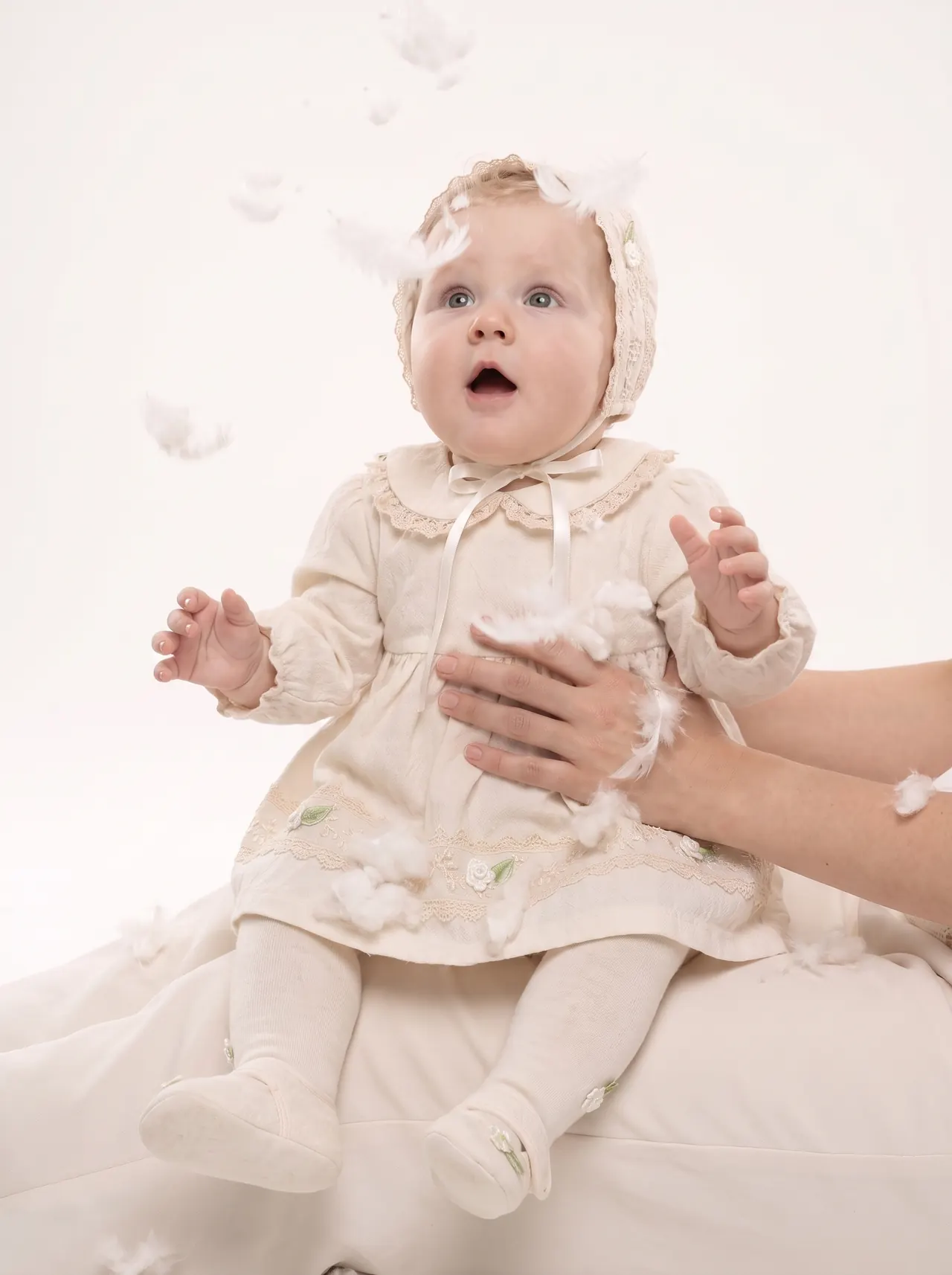 Krem bebek elbisesiyle açık renkli dijital bebek sahnesi