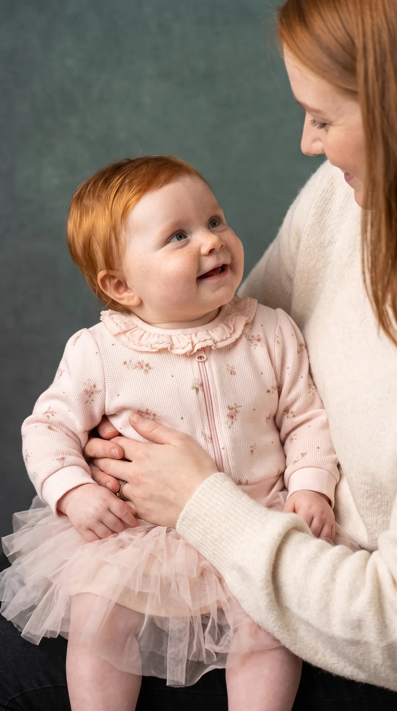 Pembe bebek kıyafetiyle anne ve bebek konsept sahnesi