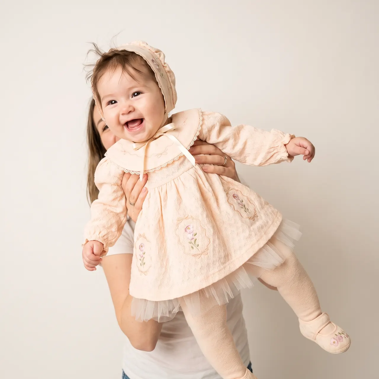 Krem bebek elbisesiyle dijital kız çocuk modeli