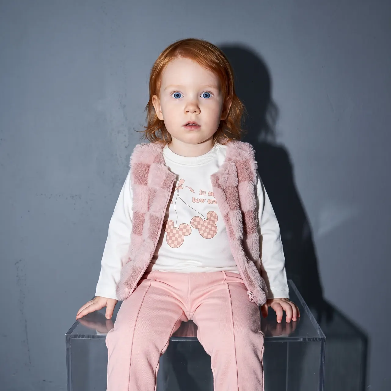 Pembe üst ve pantolonlu dijital kız çocuk modeli