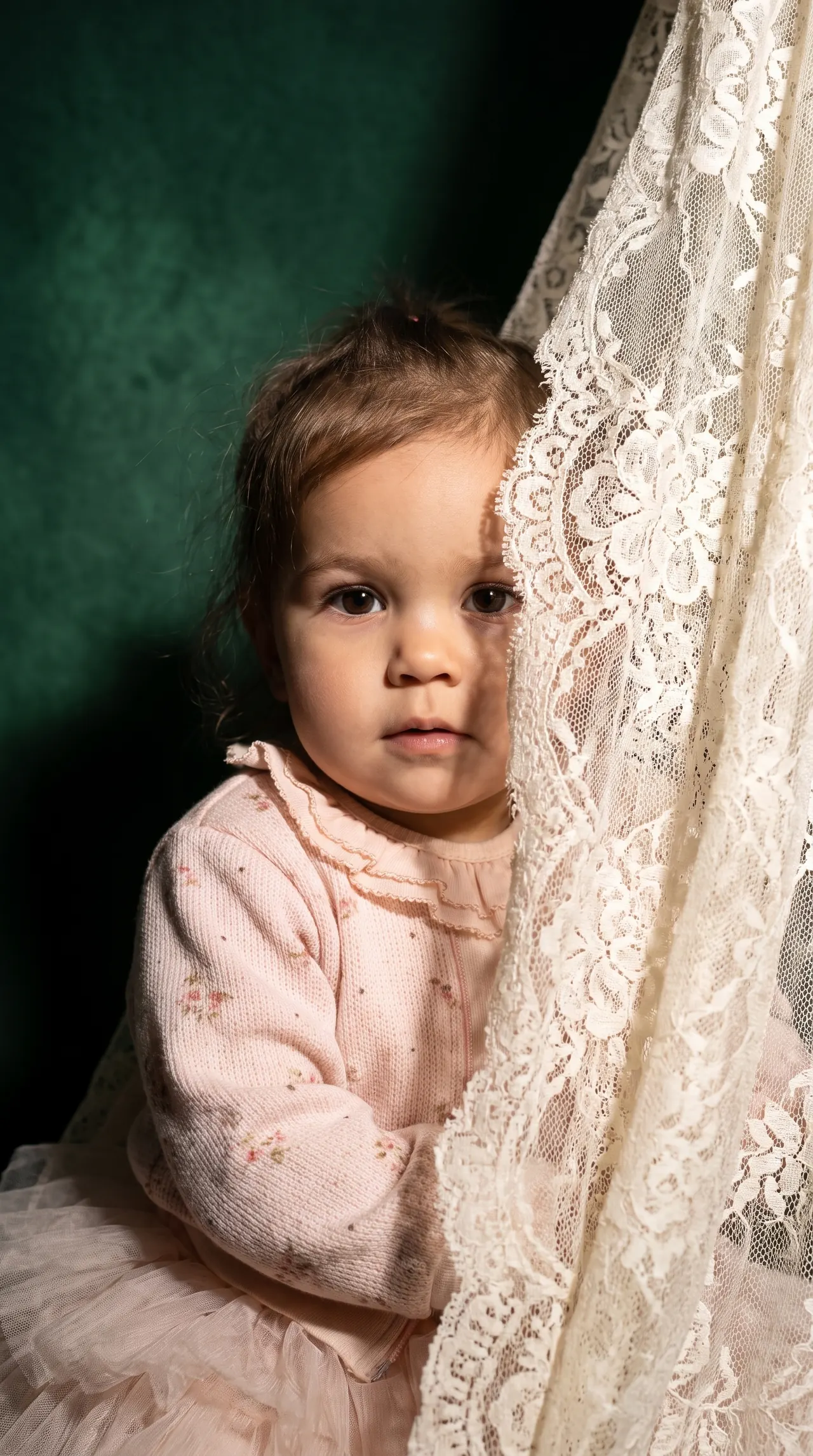 Pudra bebek elbisesiyle dijital bebek portresi