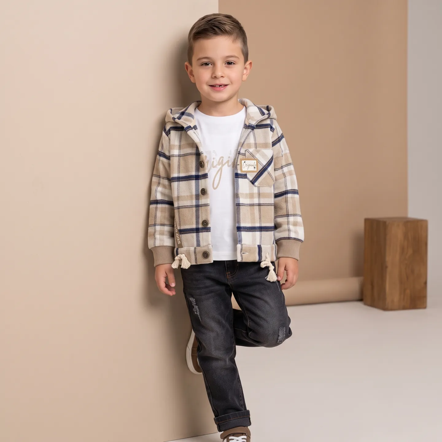 Ekose kapüşonlu ceket ve koyu pantolon giyen dijital erkek çocuk modeli